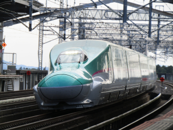 JR東日本、千葉〜成田空港間に駅ナンバリングを導入 駅名標の4カ国語