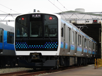 JR東日本、千葉〜成田空港間に駅ナンバリングを導入 駅名標の4カ国語