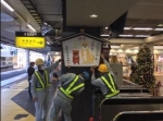 ニュース画像：12月に実施されたかけ替えの様子 - 「JR和歌山駅、駅構内に熊野本宮大社から寄贈の「戌」の絵馬を掲出」