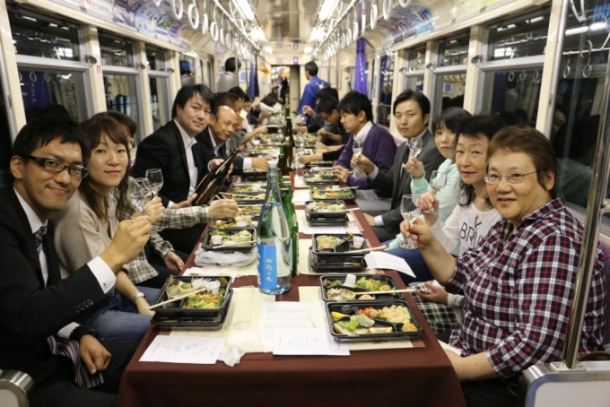 ニュース画像：過去に運行された日本酒列車の車内 - 「千葉都市モノレール、九十九里の地酒「梅一輪」呑み比べ列車 運行へ」