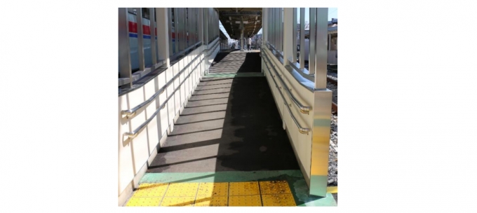 ニュース画像：新設されたスロープ - 「京成電鉄、鬼越駅のバリアフリー化工事が完成 供用を開始」