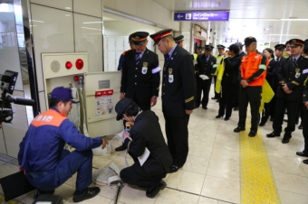 ニュース画像：訓練の様子 - 「JR三原駅、火災を想定した避難誘導と放水・消火訓練を3月6日に実施」