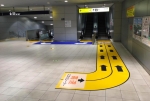 ニュース画像：秋葉原駅構内のエスカレータ前の床面サイン - 「つくばエクスプレス、6駅の構内に床面サインを設置」