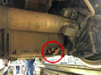 画像：落失した箇所 - 「JR西、3月27日に吹田総合車両所奈良支所で201系車両部品の落下を確認」