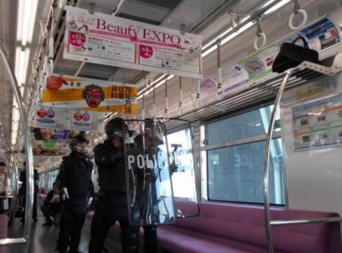 ニュース画像：訓練の様子 - 「大阪モノレール、テロ対策訓練を実施 大阪府警察と合同」