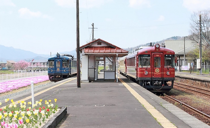 画像：「丹後あかまつ号」と「丹後あおまつ号」 - 「京都丹後鉄道、あかまつ・あおまつ号運行開始5周年でヘッドマーク掲出へ」