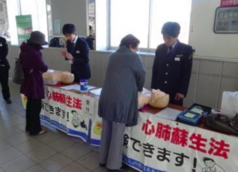 ニュース画像：「駅で体験AED」イメージ - 「JR西日本の「駅で体験AED」、2018年度は26駅で開催」