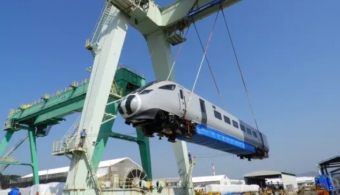 画像：日本を出発した「Nova 1」 - 「英トランスペニー・エクスプレス向け日立製高速車両、第1号が日本を出発」