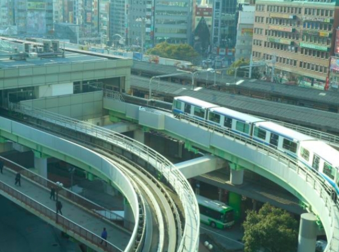 ニュース画像：三宮駅に入駅するポートライナー - 「神戸新交通、ポートライナー三宮駅で車止め位置変更のため徐行運転」