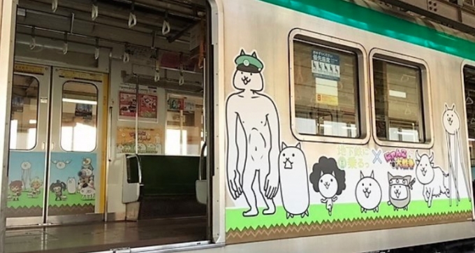 画像：「にゃんこトレイン」外観 - 「京都市交通局、烏丸線でスマホゲーム「にゃんこ大戦争」の装飾車両を運行」