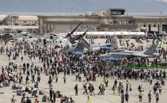 ニュース画像：F/A-18C、F/A-18D、MV-22B、F-35Bと海兵隊の航空機が並ぶ会場