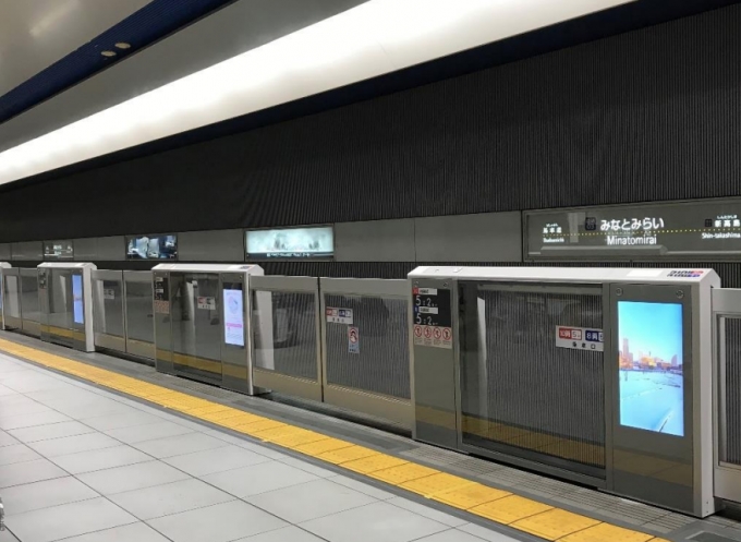 ニュース画像：みなとみらい駅のホームドア - 「横浜高速鉄道、みなとみらい駅ホームドアのデジタルサイネージ稼働開始」