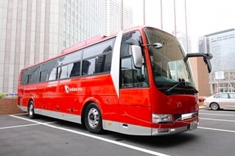 画像：GSEカラーバス - 「小田急箱根高速バス、小田急ロマンスカー「GSE」カラーのバスを導入」