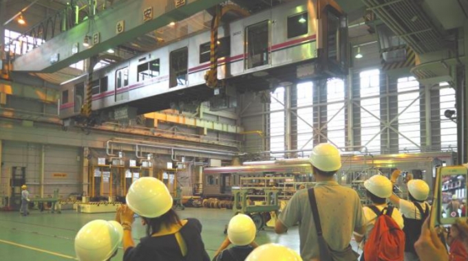 ニュース画像：2017年の「電車の整備のおしごとを知ろう！」の様子 - 「京王電鉄、小学生向け職業体験プログラム開催へ 申込は6月5日から」