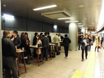 ニュース画像：過去の開催における会場の様子 - 「京阪電鉄、「中之島駅ホーム酒場」を6月21日から23日に開催」
