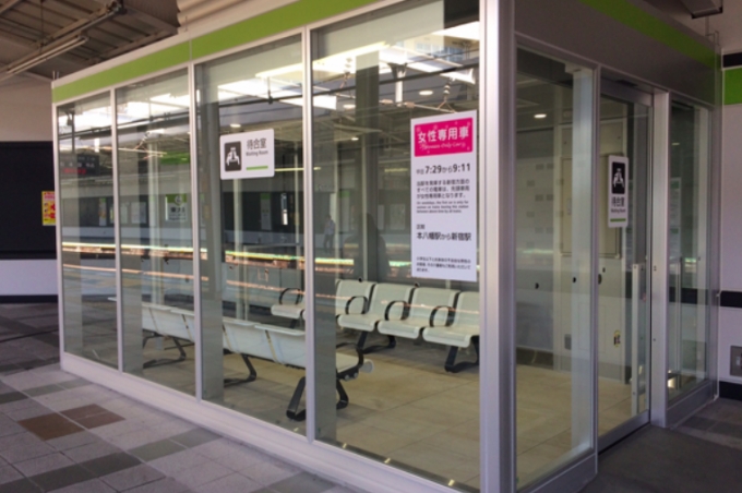 画像：東大島駅 待合室 - 「都営新宿線、東大島駅のホームに待合室を新設 6月14日から供用開始 」
