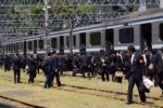 ニュース画像：4月に同箇所で実施された社員による訓練の様子 - 「JR横須賀駅、9月1日に津波を想定した避難訓練を実施 一般参加者を募集」