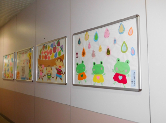 ニュース画像：作品展示の様子 - 「芝山千代田駅、構内に地元保育園児の作品を展示 8月末まで」