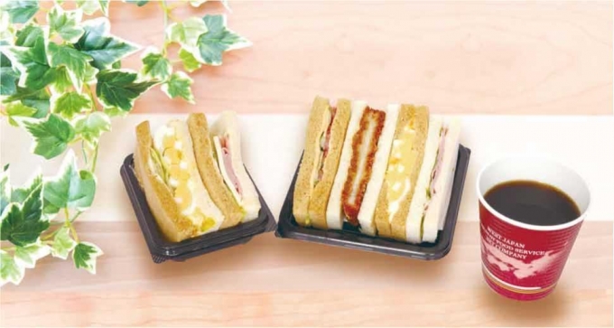 ニュース画像：ハムチーズ&たまご野菜サンド(左)、4種の彩りサンド(右) - 「山陽新幹線、車内販売のサンドイッチをリニューアル」