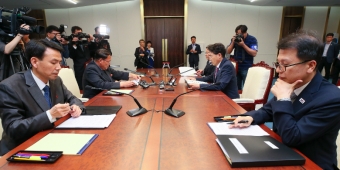 ニュース画像：南北鉄道協力分科会談の様子 - 「韓国と北朝鮮、板門店で南北鉄道協力分科会談 軍事境界線の接続箇所を点検へ」