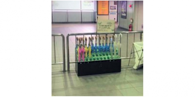 ニュース画像：無料貸出し傘 - 「ゆりかもめ竹芝駅、7月19日まで傘の無料貸出しを実施中」