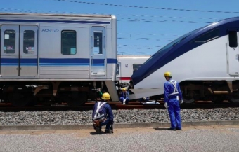 ニュース画像：スカイライナーと救援列車を連結する様子 - 「京成電鉄と北総鉄道、「スカイライナー」の異常を想定した合同訓練を実施」