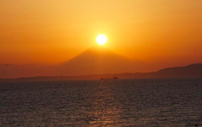 画像：ダイヤモンド富士のイメージ - 「鋸山ロープウェー、ダイヤモンド富士に合わせ最終便を延長 8月23日」