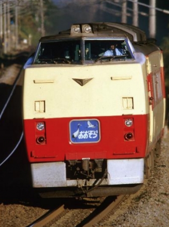 画像：特急気動車公開 - 「JR北海道、国鉄色に再塗装したキハ183系0番代を公開 9月8日」