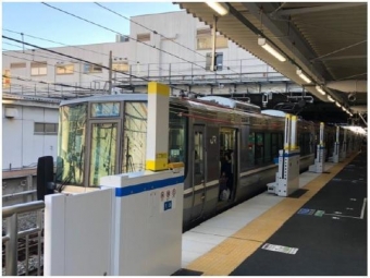 画像：ホーム柵イメージ、画像は高槻駅 - 「JR西日本、明石駅3・4番線に昇降式ホーム柵を設置へ 2020年春」