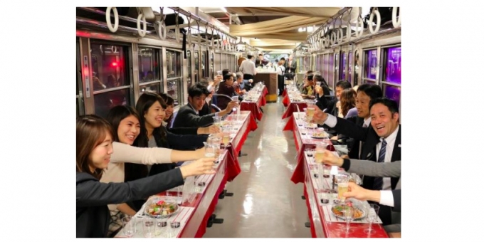 ニュース画像：ワイン電車 車内イメージ - 「近江鉄道、「ワイン電車」運行へ 「神の雫」に登場のワインが飲み放題」