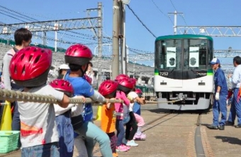 画像：「電車と力くらべ綱引き大会」 - 「京阪、寝屋川車両基地で｢ファミリーレールフェア」開催 10月14日」