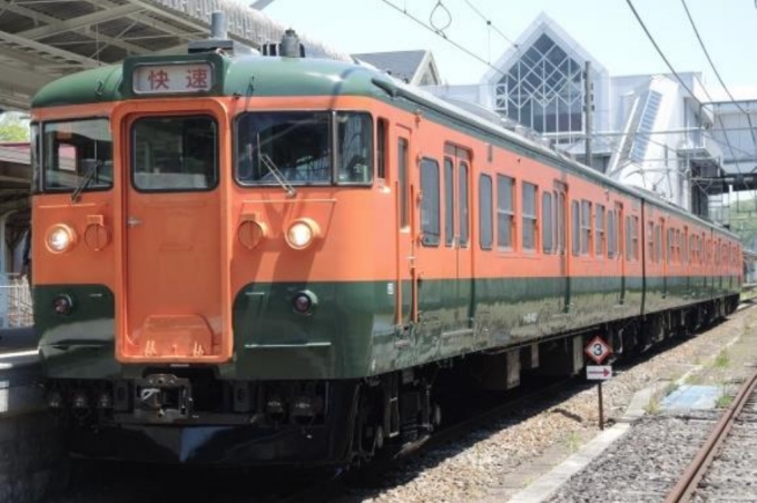 ニュース画像：湘南色 - 「しなの鉄道、115系の異なる3色の編成を3本連結 9月23日」