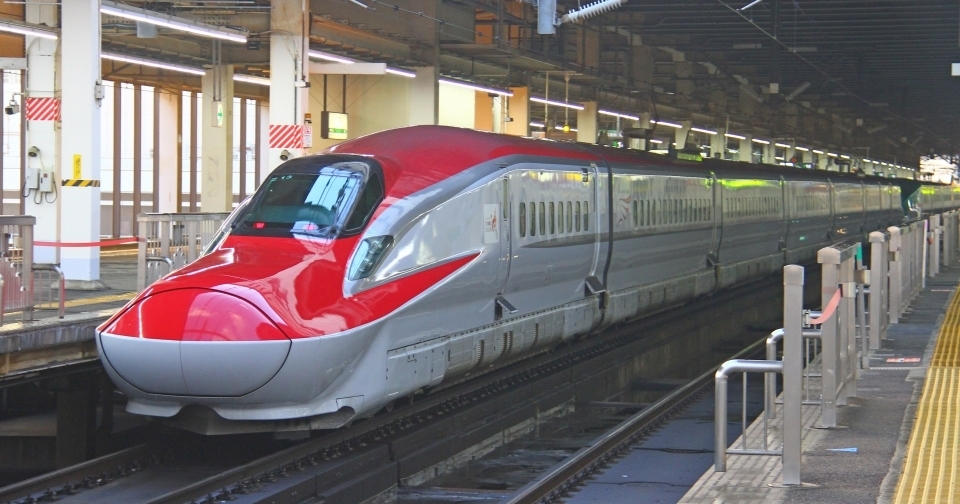 ニュース画像：秋田新幹線で使用されるE6系 - 「JR東、インターネット申し込み限定で「こまち」と「とき」が半額に」