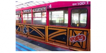 画像：車体側面ステッカー - 「嵯峨野観光鉄道、2018年度の「ハロウィンイベント」の内容を公表」