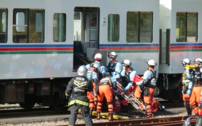 ニュース画像：救出訓練の様子 - 「西武鉄道、玉川上水車両基地で総合復旧訓練を実施 参加者募集中」