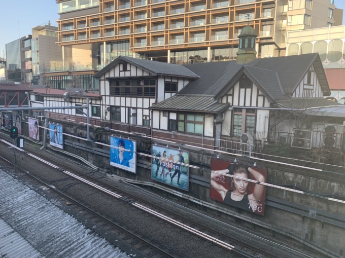 鉄道乗車記録の写真:駅舎・駅施設、様子(1)     「新駅舎から見た旧駅舎」