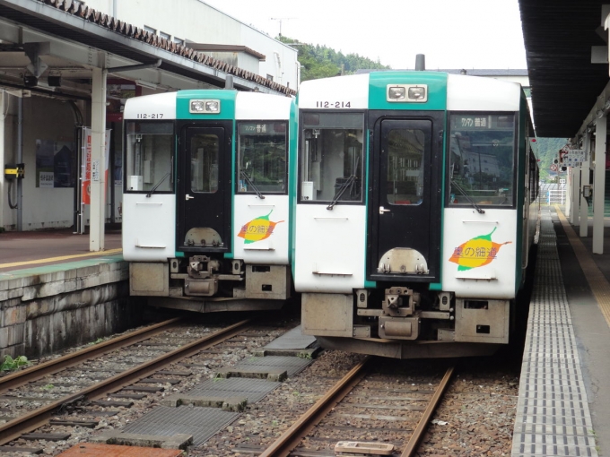 鉄道乗車記録の写真:乗車した列車(外観)(1)        「右が小牛田行きで、左が新庄から乗って来た列車。だったはず(;^_^A」