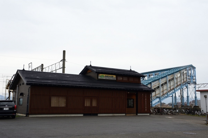 鉄道乗車記録の写真:駅舎・駅施設、様子(2)        「駅前広場からの羽前大山駅
」