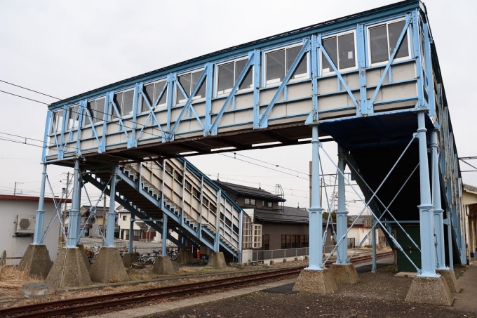 鉄道乗車記録の写真:駅舎・駅施設、様子(3)        「こ線橋の足組
かなり古いが意匠を凝らした作りとなってる」