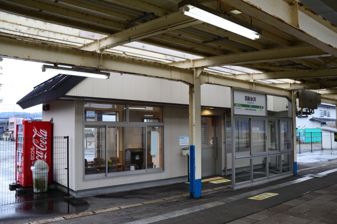 鉄道乗車記録の写真:駅舎・駅施設、様子(1)        「ホームから羽前水沢駅
」