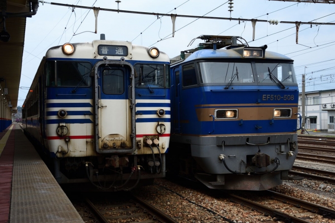 鉄道乗車記録の写真:乗車した列車(外観)(1)          「乗車する826Dと3098ㇾのツーショット」