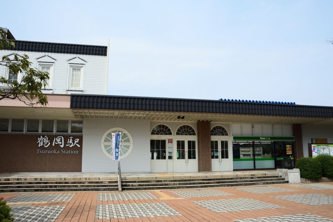 鉄道乗車記録の写真:駅舎・駅施設、様子(1)        「駅前から鶴岡駅」
