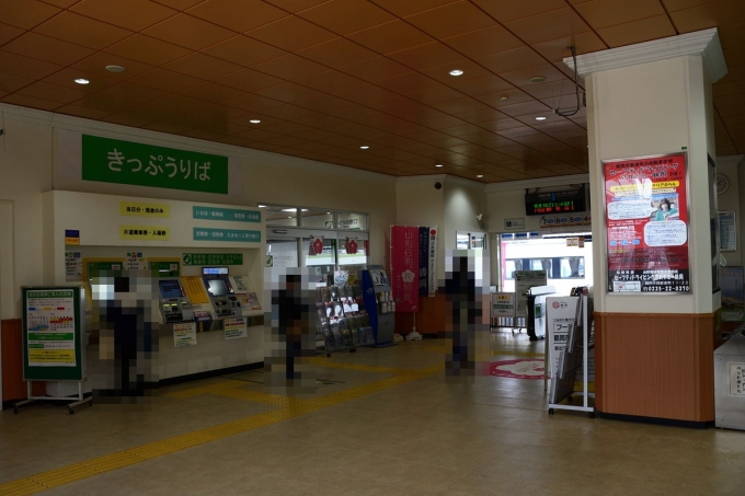 鉄道乗車記録の写真:駅舎・駅施設、様子(2)        「鶴岡駅改札付近」