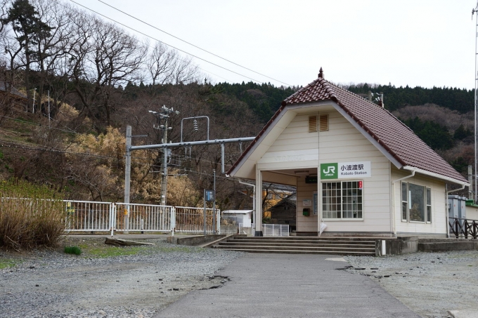 鉄道乗車記録の写真:駅舎・駅施設、様子(2)        「駅前から小波渡駅」