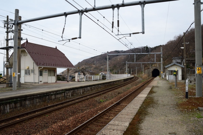 鉄道乗車記録の写真:駅舎・駅施設、様子(3)        「上り線はトンネル出てすぐに小波渡駅になり、下り線は海沿いを進む」