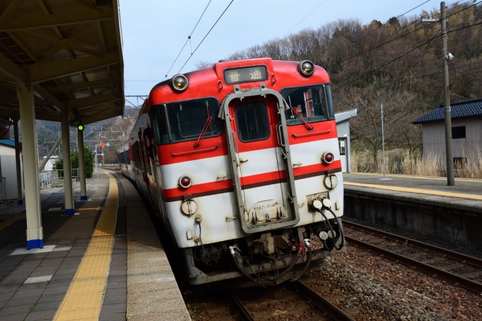 鉄道乗車記録の写真:乗車した列車(外観)(4)        「乗車した827D(三瀬駅)」