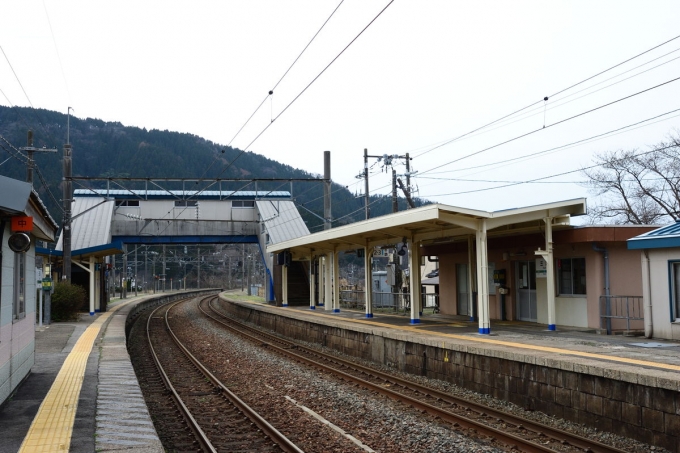 鉄道乗車記録の写真:駅舎・駅施設、様子(2)        「上りホームから三瀬駅」