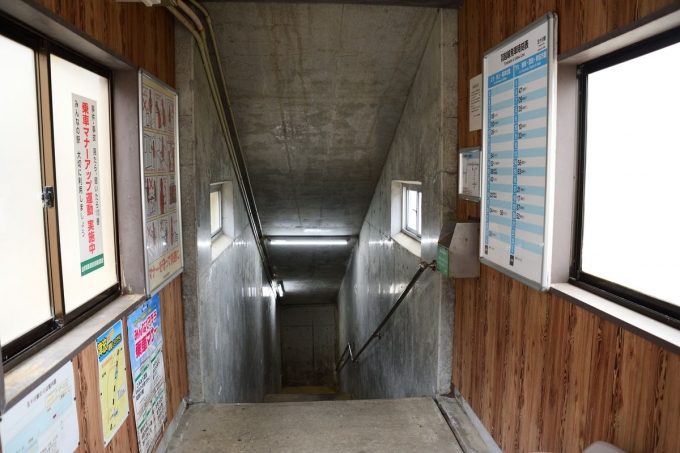 鉄道乗車記録の写真:駅舎・駅施設、様子(3)        「駅入り口とは地下を通って行きます。」