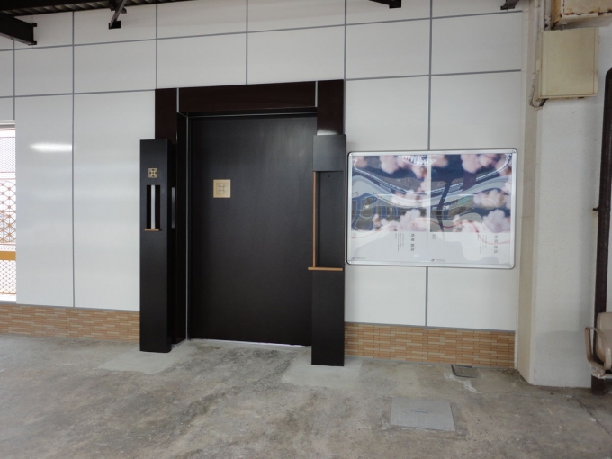 鉄道乗車記録の写真:駅舎・駅施設、様子(3)        「謎の扉
は、四季島が来た時に使用する特別の扉だそうな」