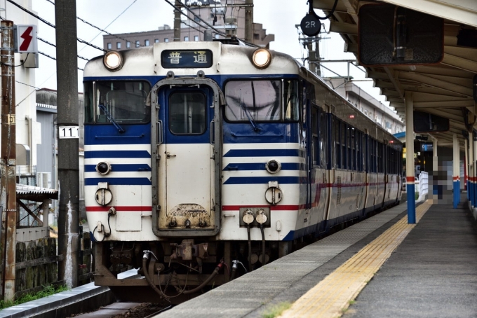 鉄道乗車記録の写真:乗車した列車(外観)(1)        「乗車した822D
夏休み中に今川駅ホーム回収工事で短くなる為、2両編成となっていた。」